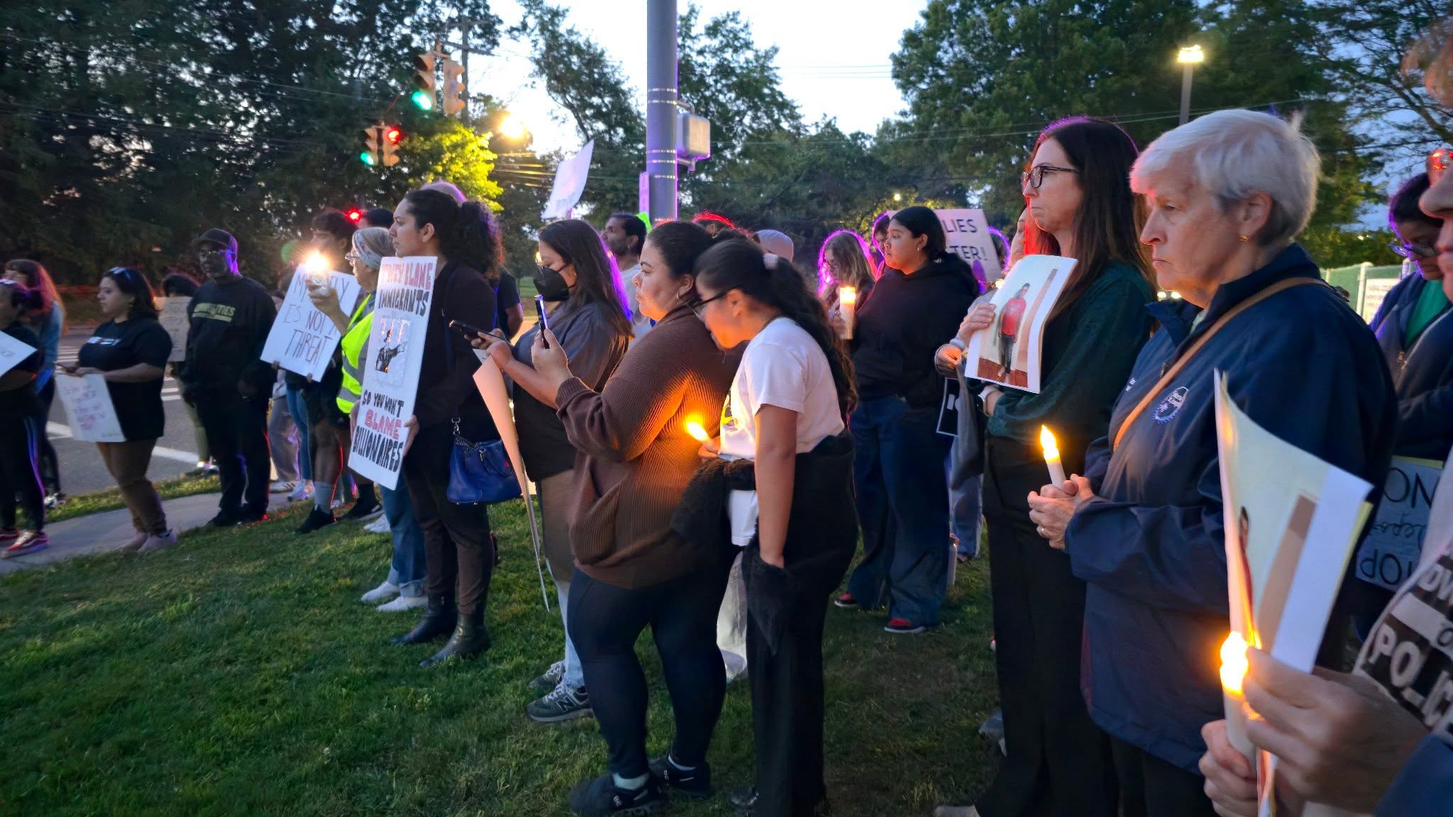 Vigilia y protesta frente a los cuarteles del alguacil del condado de Nassau, unos días después de saberse la noticia del fallecimiento de Santos Banegas Reyes.