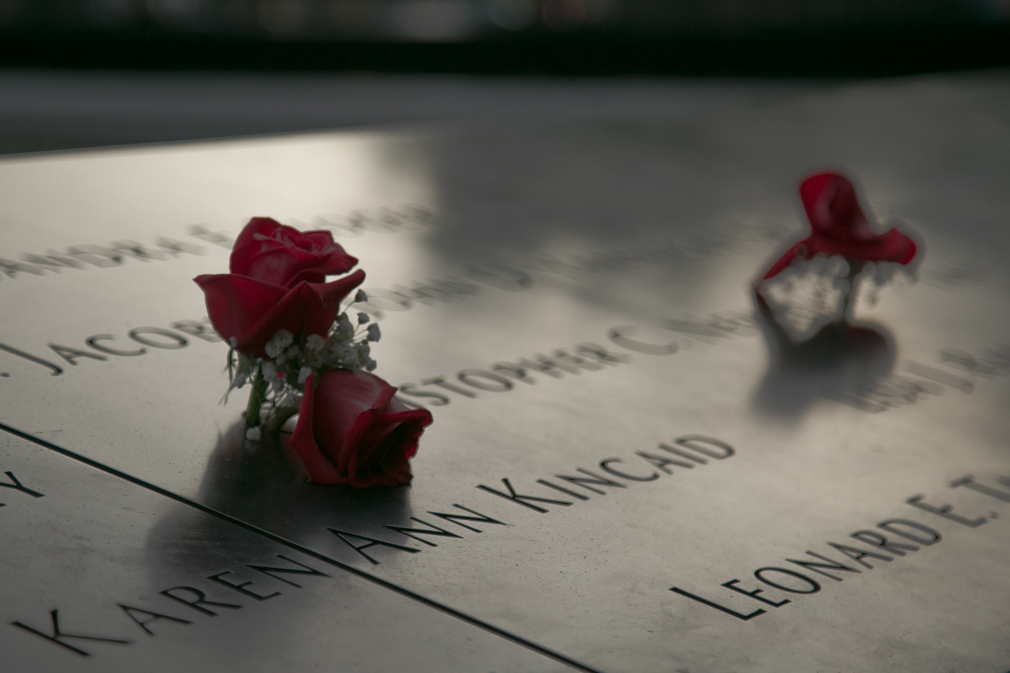 Flores sobre los nombres de los caídos en 9-11. Por José Oquendo Sánchez