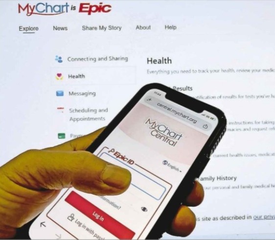 Teléfono con una pantalla que imita el portal MyChart