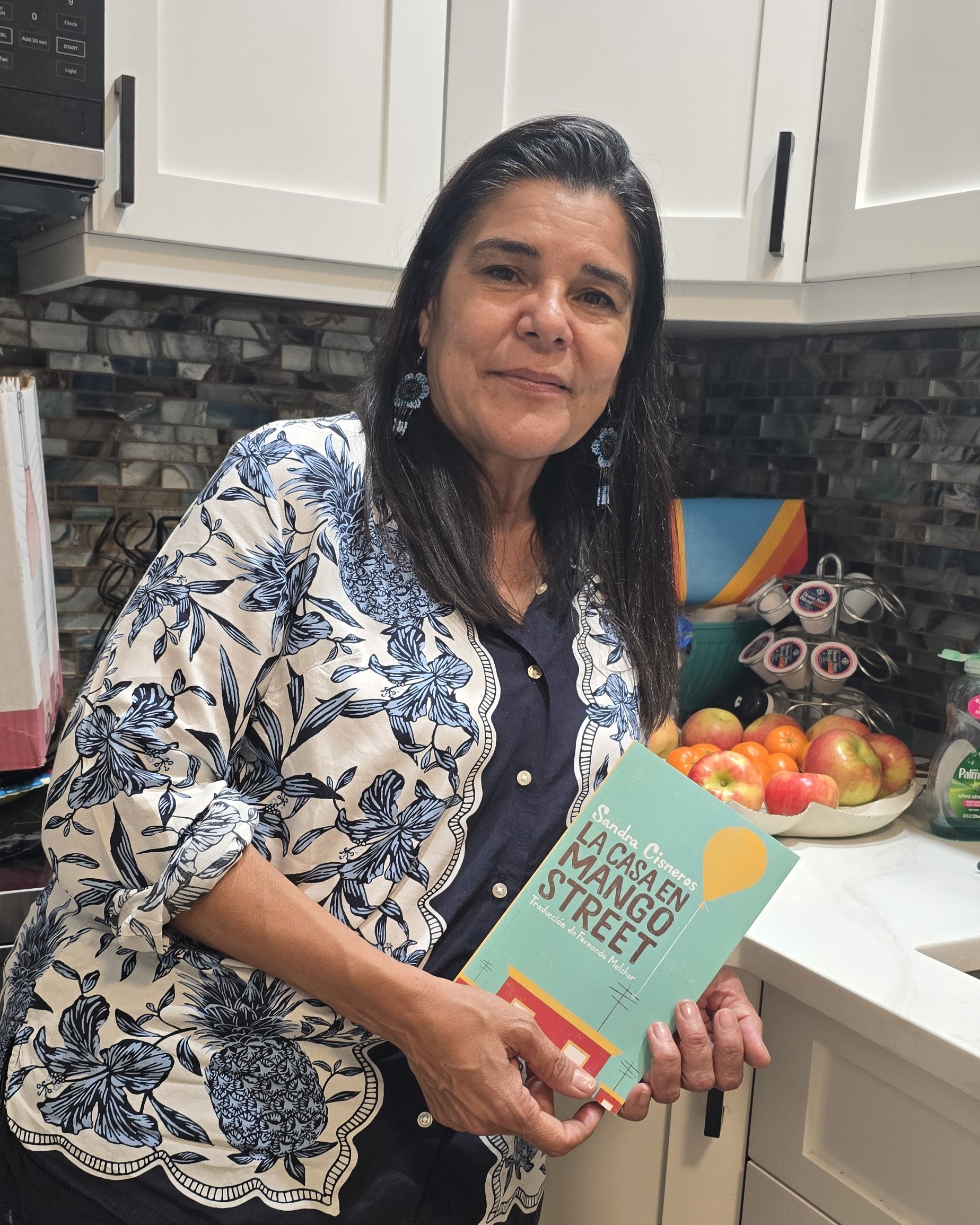 Margarita Espada hablando sobre libro en la cocina