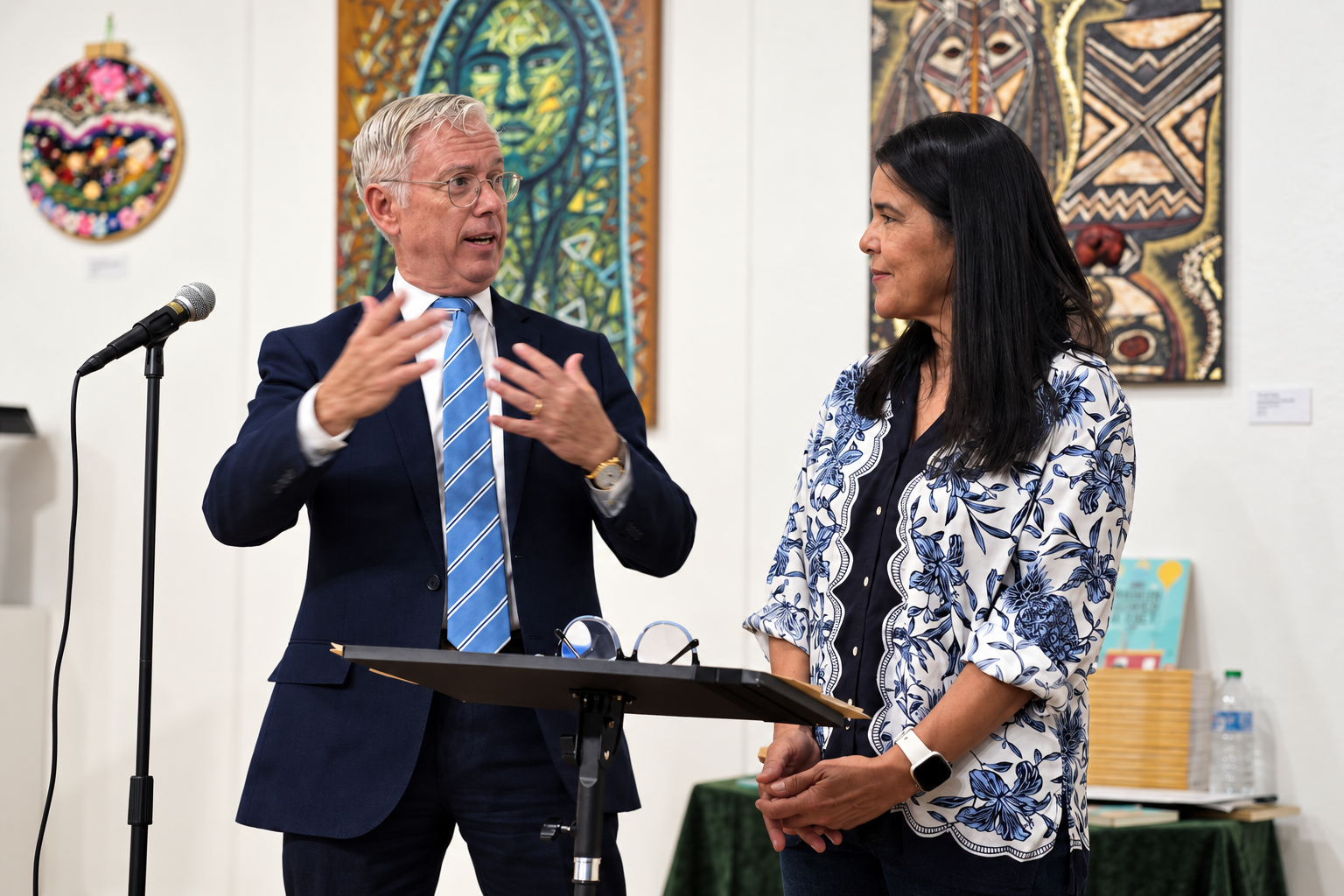 Steven J. Flotteron, legislador del condado de Suffolk, y Margarita Espada, directora de Teatro Yerbabruja.